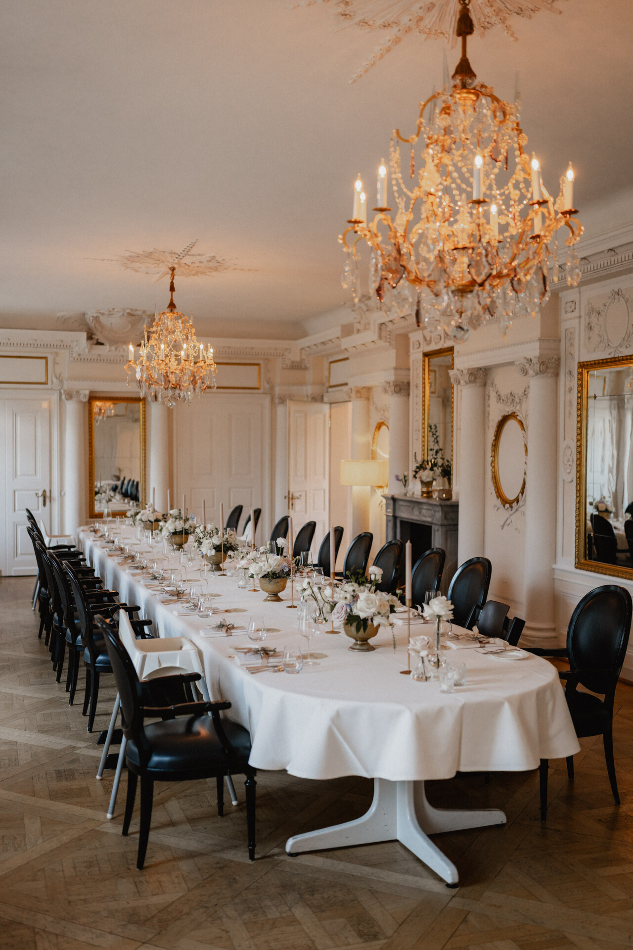 Voll gedeckter Tisch für Hochzeit auf Schloss Monrepos
