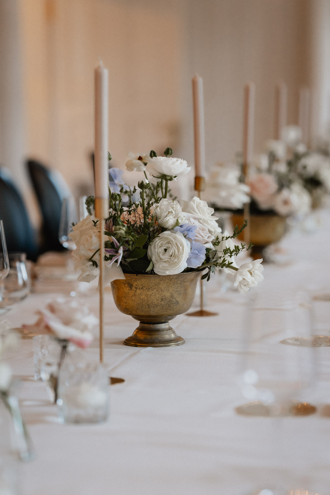 Blumendeko während Hochzeit auf Schloss Monrepos