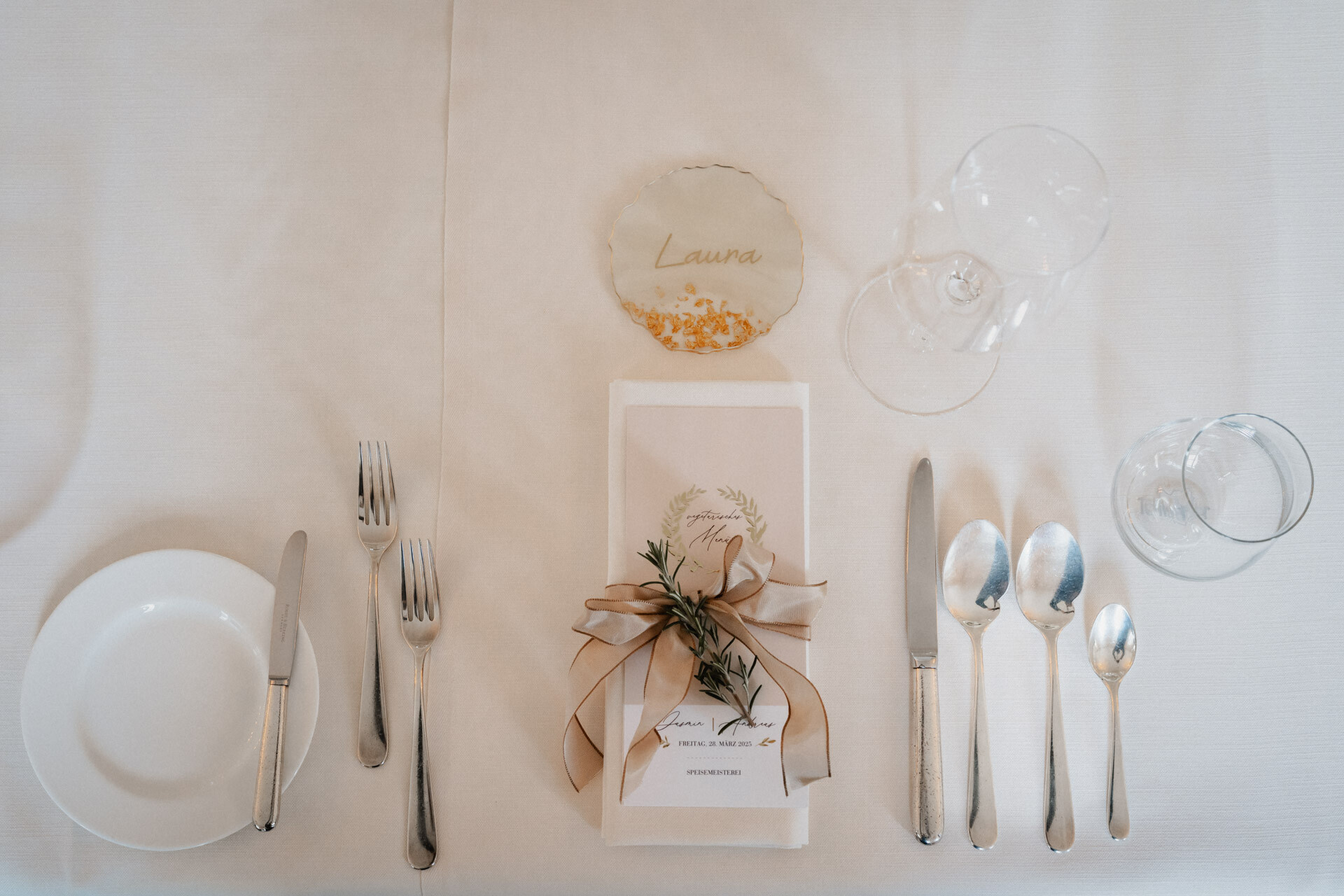 Gedeckter Tisch während Hochzeit auf Schloss Monrepos