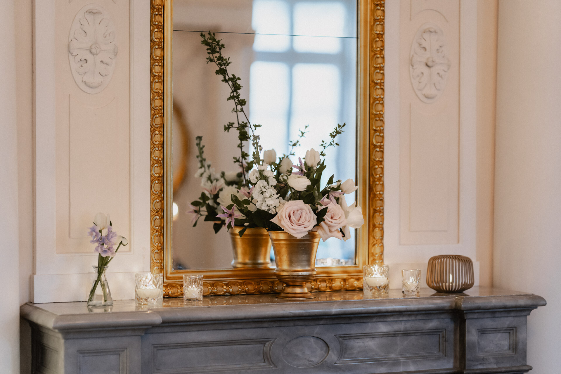 Blume spiegelt sich auf Kamin während Hochzeit auf Schloss Monrepos