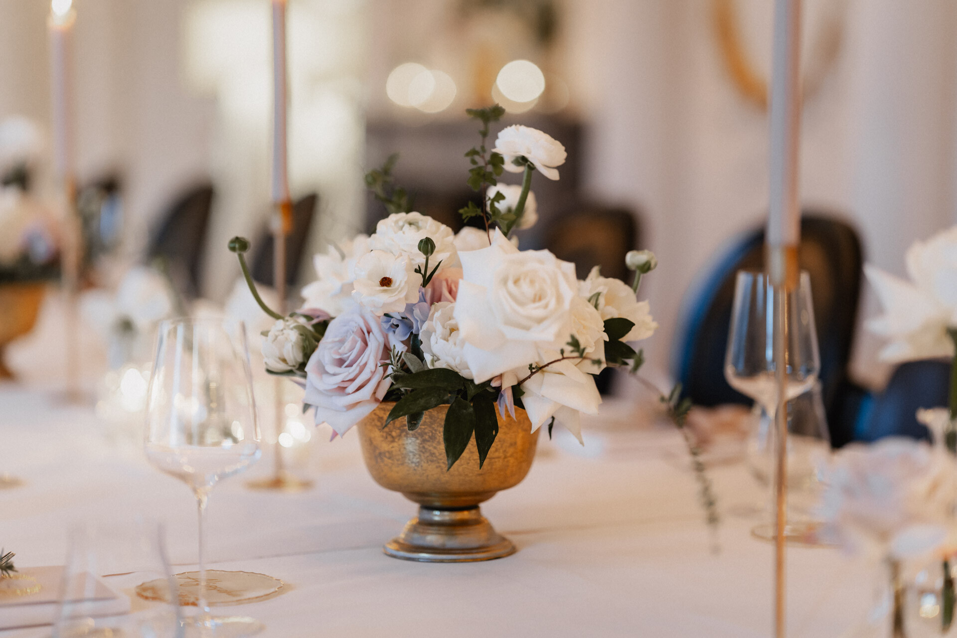 Nahaufnahme von Blumendeko bei Hochzeit Schloss Monrepos