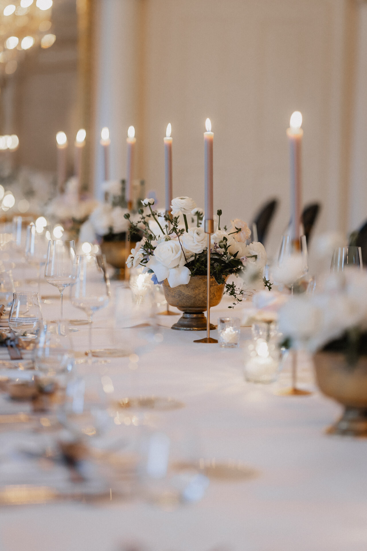 Blumendeko auf gedeckten Tisch bei Hochzeit Schloss Monrepos