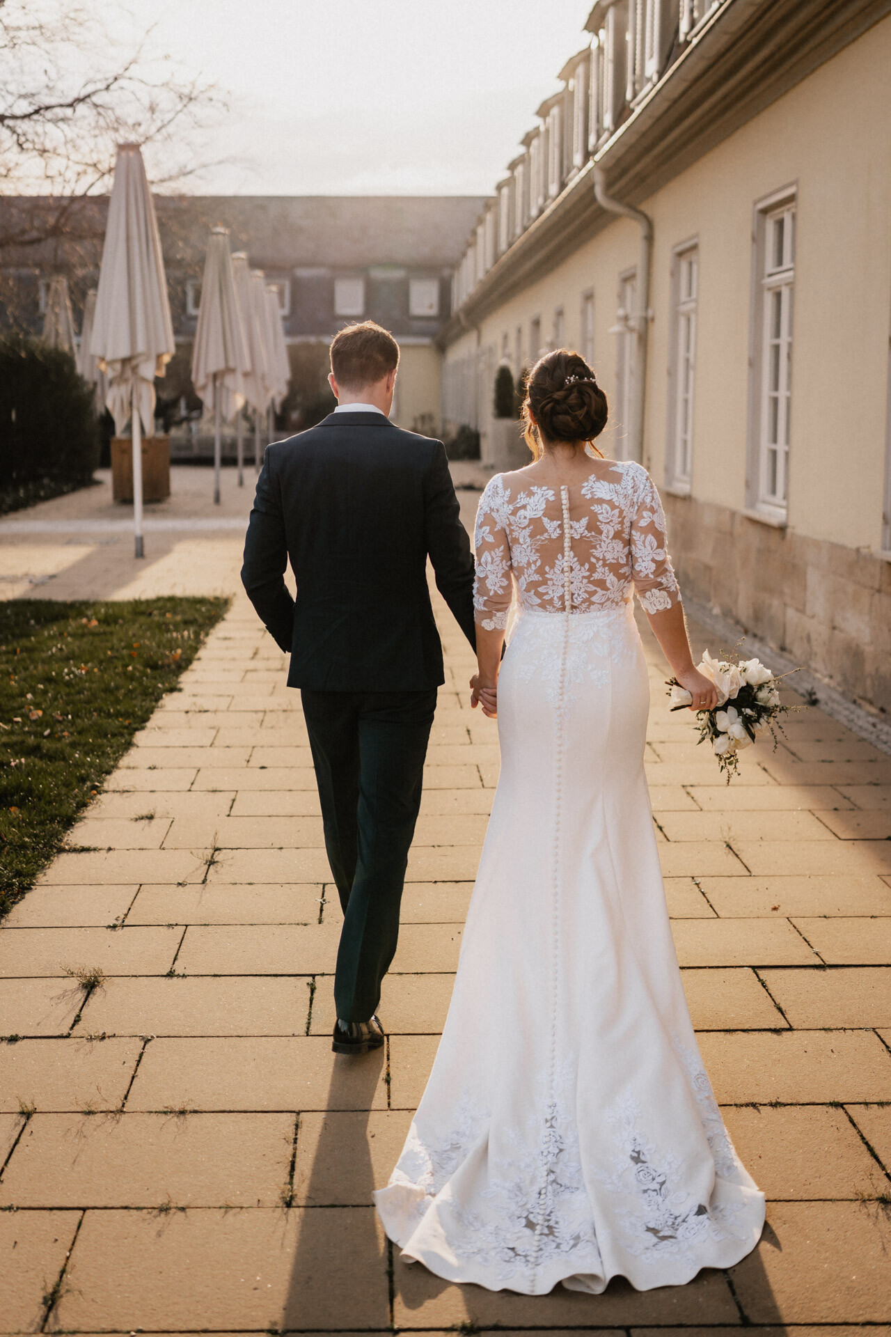Brautpaar von hinten bei Hochzeit in der Speisemeisterei Stuttgart