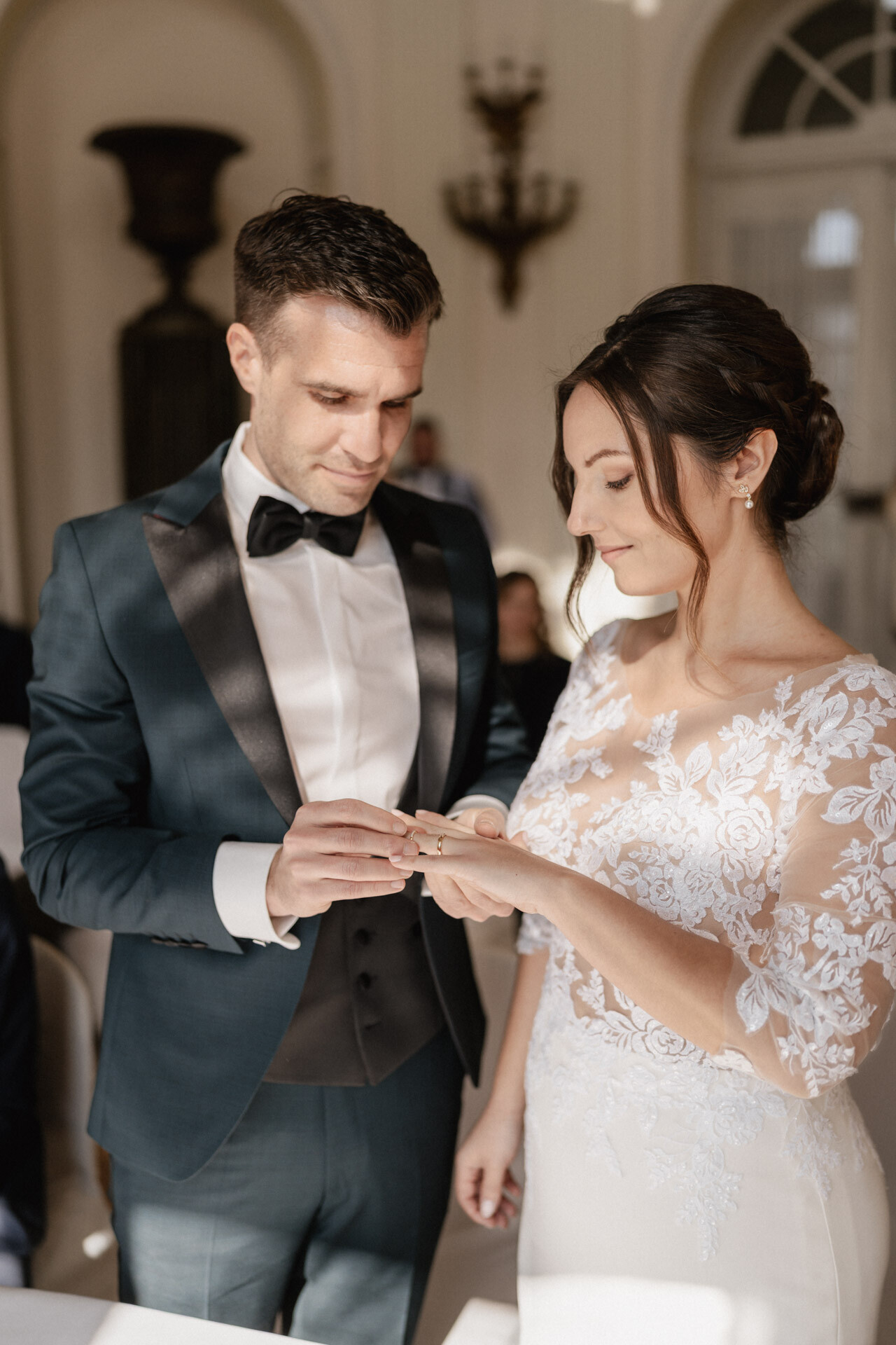 Brautpaar steht sich gegenüber bei Trauung für Hochzeitsfotograf Stuttgart