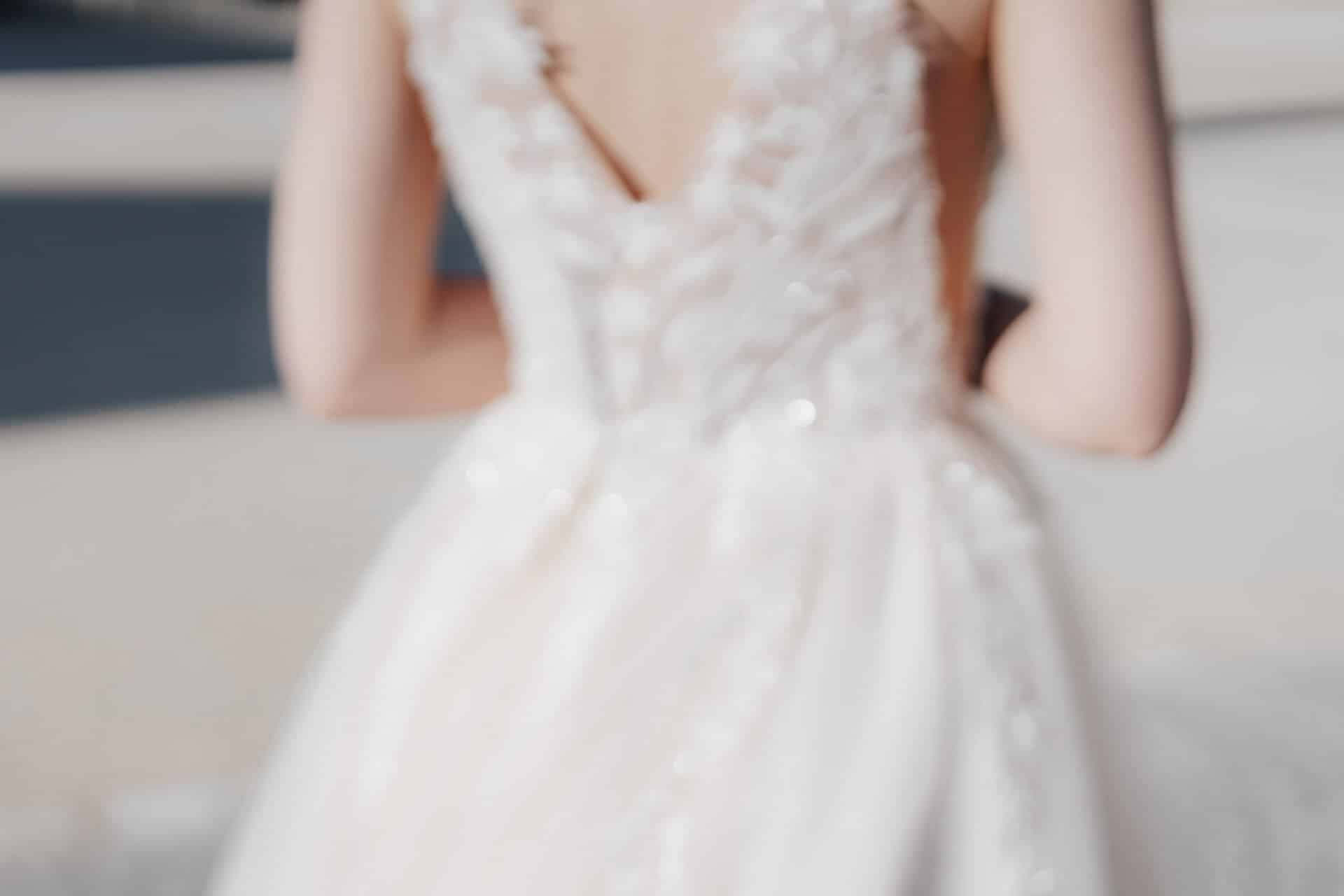 Eine Nahaufnahme eines Kleides, wunderschön eingefangen von Hochzeitsfotograf Göppingen.